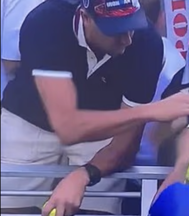 Crowd reaction to the hat incident