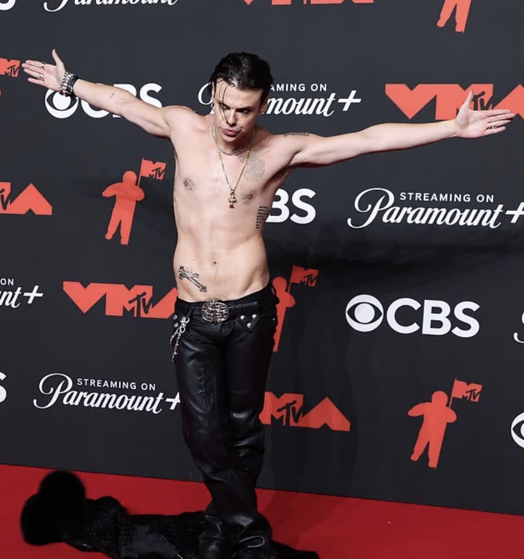 YUNGBLUD shirtless on the 2025 MTV VMAs red carpet
