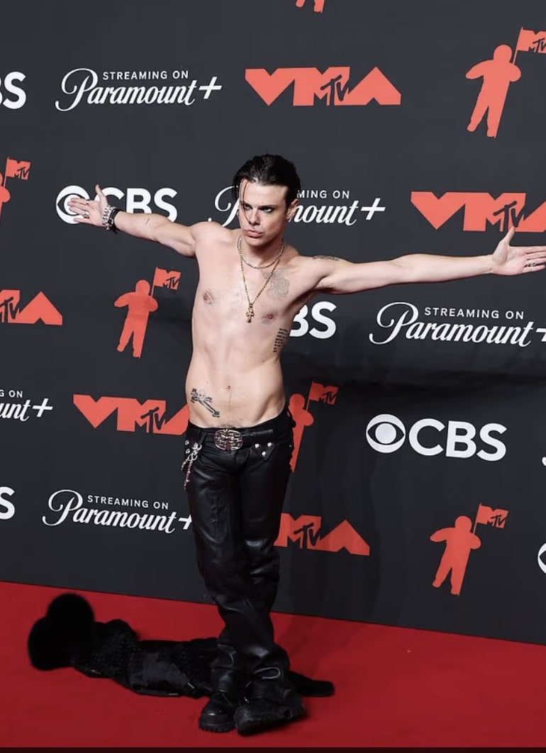 YUNGBLUD poses on the VMAs carpet in ultra-low-rise leather pants